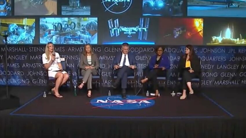 Аналіз: Під час зборів посадовці NASA на сцені виглядали як заручники