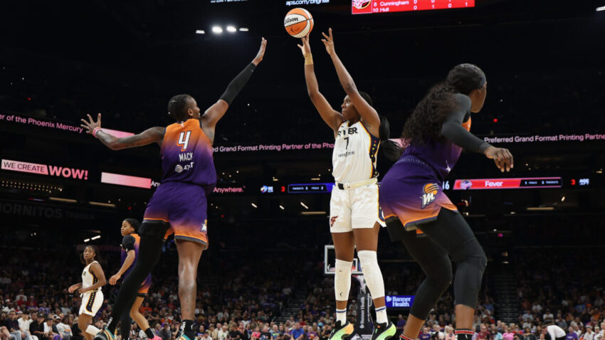 На майданчиках WNBA падають зелені дилдо. У чому справа? Звісно, мемкоїни криптовалюти.