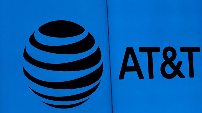 Голова FCC сприяє зміцненню лідерства AT&T завдяки угоді на $23 мільярди за спектр