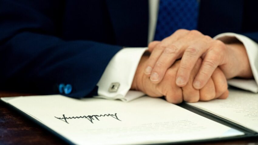 Наукові товариства об'єдналися проти указу Трампа: що це означає для науки?