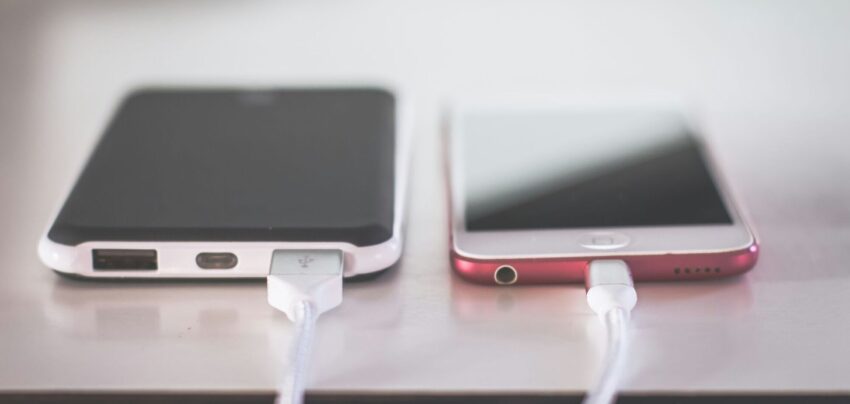 Чому смартфон повільно заряджається: найчастіші причини